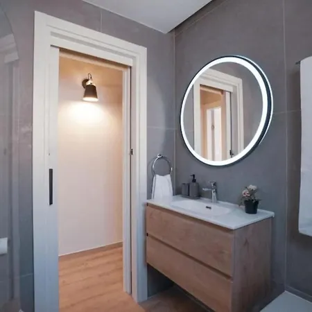 Stylish Newly Renovated Flat, 250 Meters From The Beach, Location With Free Parking アパート リマソール
