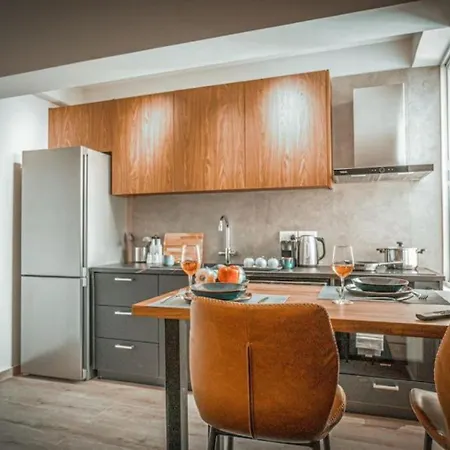 Stylish Newly Renovated Flat, 250 Meters From The Beach, Location With Free Parking 利马索尔