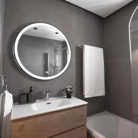 Stylish Newly Renovated Flat, 250 Meters From The Beach, Location With Free Parking לימסול