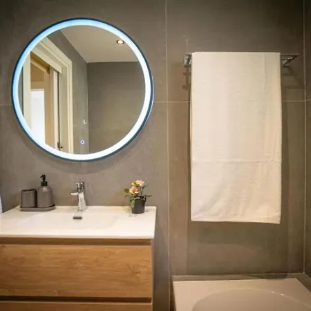 Stylish Newly Renovated Flat, 250 Meters From The Beach, Location With Free Parking リマソール