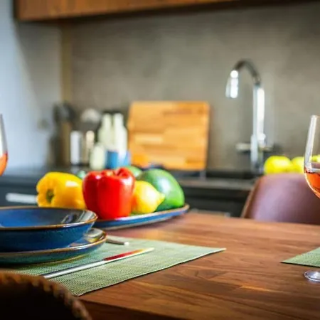 Stylish Newly Renovated Flat, 250 Meters From The Beach, Location With Free Parking דירה *