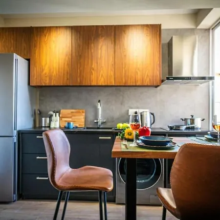 Stylish Newly Renovated Flat, 250 Meters From The Beach, Location With Free Parking דירה