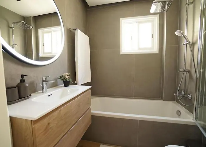 Apartman Stylish Newly Renovated Flat, 250 Meters From The Beach, Location With Free Parking