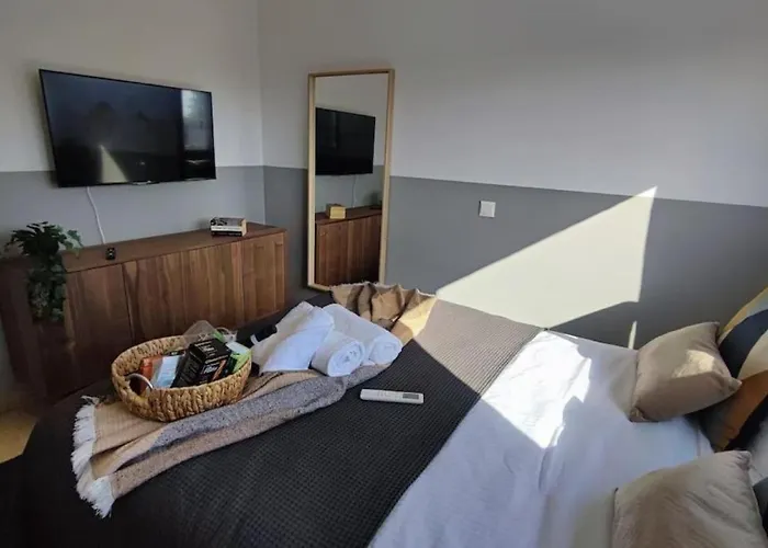 Apartman Stylish Newly Renovated Flat, 250 Meters From The Beach, Location With Free Parking *